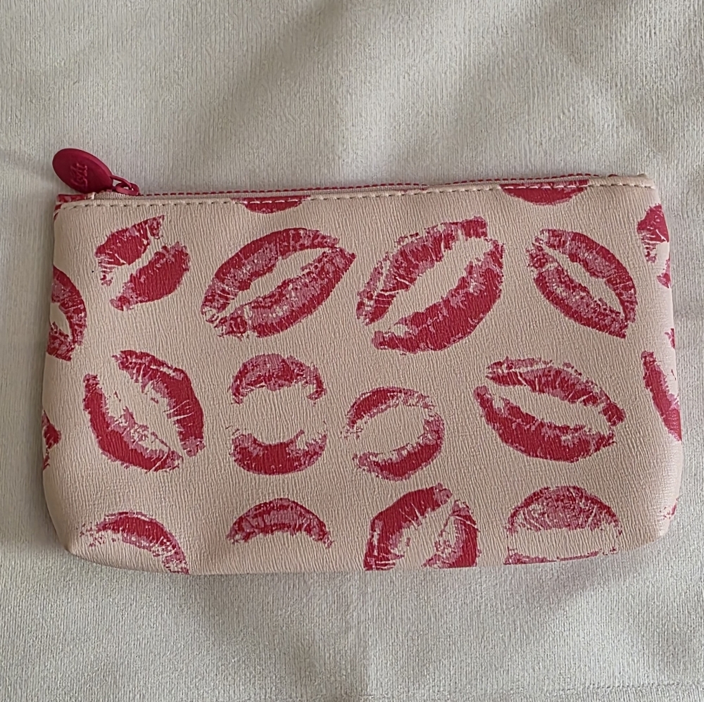 NWOT Ipsy Glam Lipstick Kiss Makeup Bag 2019
